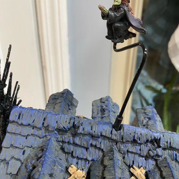 "Lily's Inn" The Munsters Halloween Village Hawthorne Village with COA - Picture 14 of 16